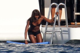 NaomiCampbellaboardayachtinPortoCervoSardinia10.8.2010_23.jpg