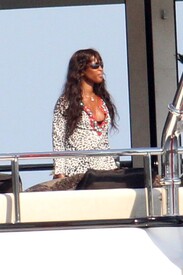 NaomiCampbellaboardayachtinPortoCervoSardinia10.8.2010_33.jpg