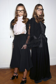 Givenchy_Spring_2006_VQplm7ah6_Hjx_1.jpg