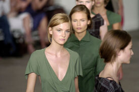 Roland_Mouret_Spring_2006_f_SUALhbrqd_Px_1.jpg