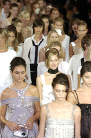 Chanel_Spring_2005_Pa_Kp_QEt4ffx_1.jpg