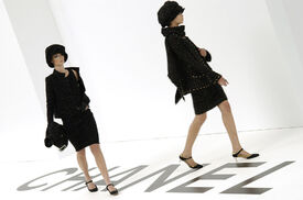 Chanel_Fall_2004_e7-8l8bj_WCex_1.jpg