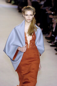 Nina_Ricci_Fall_2004_UOdc_UQu_Tw_Ix_1.jpg