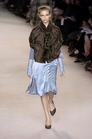 Nina_Ricci_Fall_2004_Ls_L0_CE1sq_Ehx_1.jpg