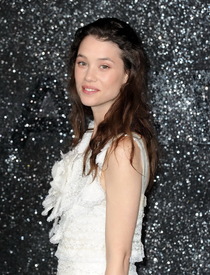 Astrid_Berges-Frisbey_003.jpg