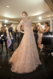 Elie_Saab_Spring_2011_Backstage_e_RQ3_IVUPP9l.jpg