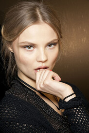 Dolce_Gabbana_Fall_2011_Backstage_EKo_Vek_BMa2wl.jpg