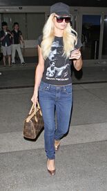 CU-Paris_Hilton_arriving_at_LAX-09.JPG.jpg