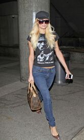 CU-Paris_Hilton_arriving_at_LAX-12.JPG.jpg