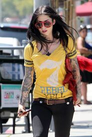 90718_Tikipeter_Kat_Von_D_leaves_the_Urth_Cafe_001_123_131lo.jpg