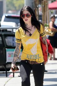 90728_Tikipeter_Kat_Von_D_leaves_the_Urth_Cafe_003_123_440lo.jpg