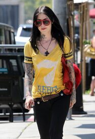 90738_Tikipeter_Kat_Von_D_leaves_the_Urth_Cafe_005_123_59lo.jpg