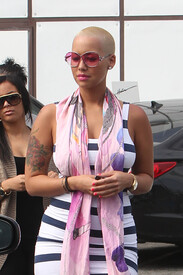 celebrity_paradise.com_TheElder_AmberRose2011_04_05_visitstheHairShopinLA7.jpg