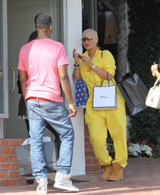 celebrity_paradise.com_TheElder_AmberRose2011_05_05_leavingFredSegalinWestHollywood5.jpg