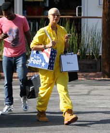 celebrity_paradise.com_TheElder_AmberRose2011_05_05_leavingFredSegalinWestHollywood9.jpg