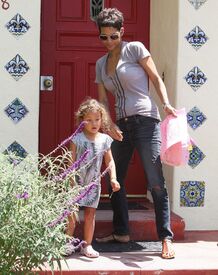 CU-Halle Berry picks up her daughter Nahla from school in LA-01.jpg