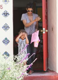 CU-Halle Berry picks up her daughter Nahla from school in LA-02.jpg