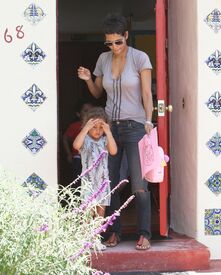 CU-Halle Berry picks up her daughter Nahla from school in LA-03.jpg
