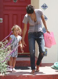 CU-Halle Berry picks up her daughter Nahla from school in LA-04.jpg