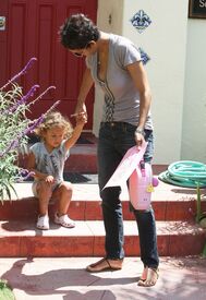 CU-Halle Berry picks up her daughter Nahla from school in LA-05.jpg