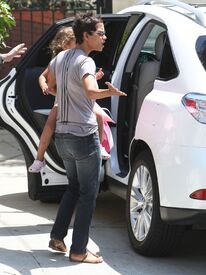 CU-Halle Berry picks up her daughter Nahla from school in LA-07.jpg
