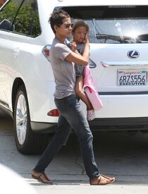 CU-Halle Berry picks up her daughter Nahla from school in LA-10.jpg