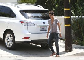 CU-Halle Berry picks up her daughter Nahla from school in LA-12.jpg