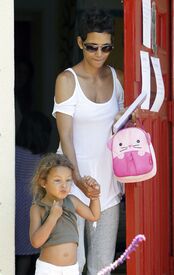 CU-Halle Berry picks up her daughter Nahla from school in Los Angeles-01.jpg