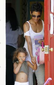 CU-Halle Berry picks up her daughter Nahla from school in Los Angeles-05.jpg