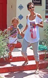 CU-Halle Berry picks up her daughter Nahla from school in Los Angeles-08.jpg