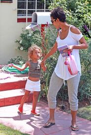 CU-Halle Berry picks up her daughter Nahla from school in Los Angeles-09.jpg