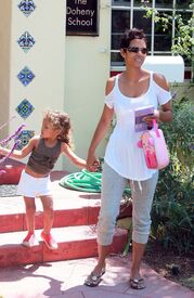 CU-Halle Berry picks up her daughter Nahla from school in Los Angeles-10.jpg