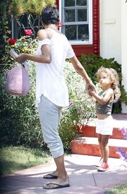 CU-Halle Berry picks up her daughter Nahla from school in Los Angeles-13.jpg