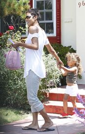 CU-Halle Berry picks up her daughter Nahla from school in Los Angeles-15.jpg