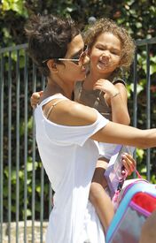 CU-Halle Berry picks up her daughter Nahla from school in Los Angeles-16.jpg