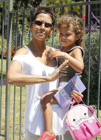 CU-Halle Berry picks up her daughter Nahla from school in Los Angeles-17.jpg