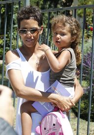 CU-Halle Berry picks up her daughter Nahla from school in Los Angeles-18.jpg