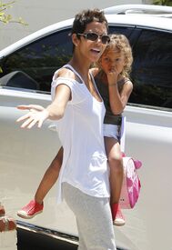 CU-Halle Berry picks up her daughter Nahla from school in Los Angeles-19.jpg