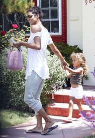 CU-Halle Berry picks up her daughter Nahla from school in Los Angeles-20.jpg