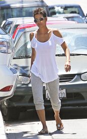 CU-Halle Berry picks up her daughter Nahla from school in Los Angeles-21.jpg