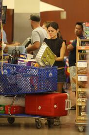 RachelBilson_ShoppingAlbertsonsLA_270811_302.jpg