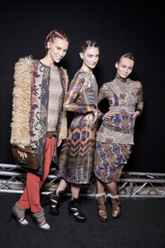 Etro Fall 2011 Backstage nKWmEojNx61x.jpg