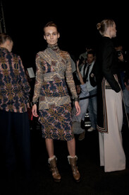 Etro Fall 2011 Backstage r9R3hEAYobbx.jpg