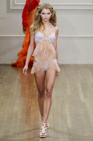 Julien Macdonald Spring 2011 GcGhvcVFoEDx.jpg