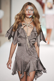 Vivienne Westwood Spring 2011 gKQ2O_DlbXEx.jpg