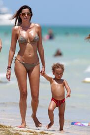 CU-Aida Yespica in bikini in Miami Beach-01.jpg