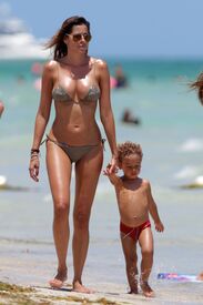 CU-Aida Yespica in bikini in Miami Beach-18.jpg