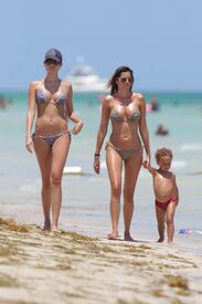 CU-Aida Yespica in bikini in Miami Beach-19.jpg