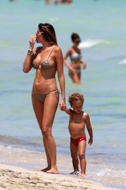 CU-Aida Yespica in bikini in Miami Beach-21.jpg