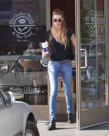 CU-Whitney Port stops to pick up a cup of coffee at a Coffee Bean in Hollywood-03.jpg